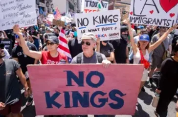 Jutaan warga AS turun ke jalan dalam aksi “No Kings” menentang Presiden Donald Trump. Demo meluas ke sejumlah kota hingga Eropa, soroti ancaman ke konstitusi.