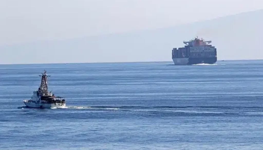 Menlu Iran Abbas Araghchi menyebut Selat Hormuz tetap terbuka bagi kapal non-musuh Iran, sementara jalur vital itu masih memicu kekhawatiran keamanan global.
