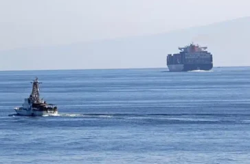 Menlu Iran Abbas Araghchi menyebut Selat Hormuz tetap terbuka bagi kapal non-musuh Iran, sementara jalur vital itu masih memicu kekhawatiran keamanan global.