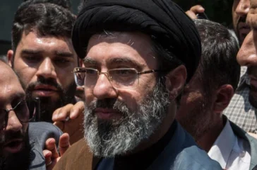 Kondisi Mojtaba Khamenei dikabarkan terluka akibat serangan Amerika Serikat dan Israel, tetapi putra Presiden Masoud Pezeshkian membantah dan menyebutnya aman.
