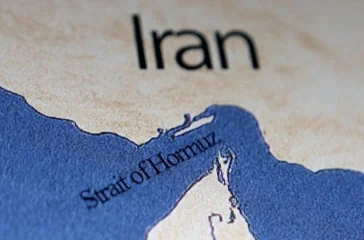 AS mengizinkan kapal tanker minyak Iran melintasi Selat Hormuz demi menjaga stabilitas pasokan energi global di tengah meningkatnya ketegangan kawasan.