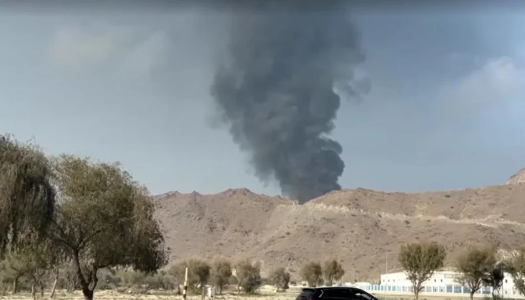 Serangan drone memicu kebakaran di pusat perdagangan minyak Fujairah, UEA. Insiden ini terjadi di tengah meningkatnya ketegangan Iran dengan AS dan Israel.