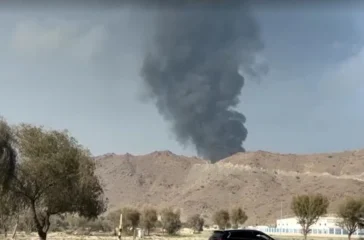 Serangan drone memicu kebakaran di pusat perdagangan minyak Fujairah, UEA. Insiden ini terjadi di tengah meningkatnya ketegangan Iran dengan AS dan Israel.