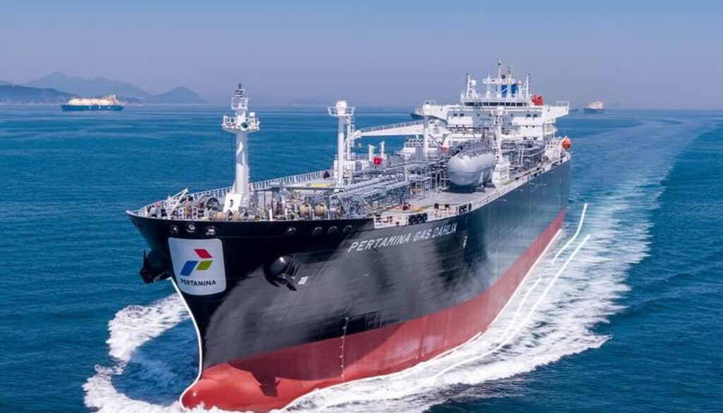 Iran tetapkan syarat kapal non-hostile di Selat Hormuz. Dua kapal Pertamina masih tertahan, sementara negosiasi Iran-AS terus berlangsung.