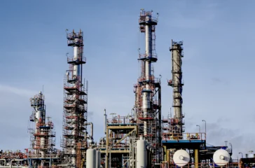 Direktur Eksekutif CELIOS Bhima Yudhistira memperingatkan ketergantungan impor minyak dapat memicu krisis energi dan kelangkaan BBM jika pasokan terganggu.