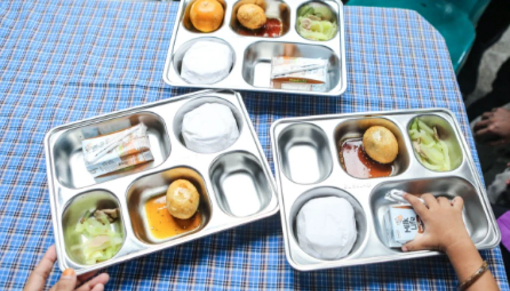Ekonom soroti risiko pemangkasan hari Makan Bergizi Gratis yang diusulkan BGN, dinilai berpotensi berdampak pada fiskal dan konsumsi domestik.