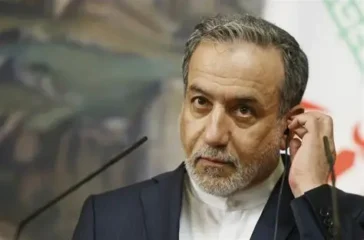 Menlu Iran Abbas Araghchi tegaskan kesiapan hadapi serangan darat AS dan jelaskan pembatasan kapal di Selat Hormuz.