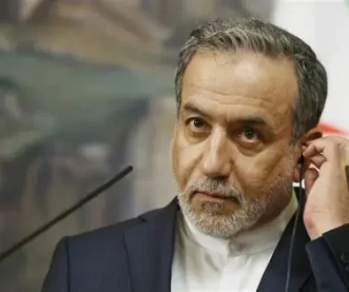 Menlu Iran Abbas Araghchi tegaskan kesiapan hadapi serangan darat AS dan jelaskan pembatasan kapal di Selat Hormuz.