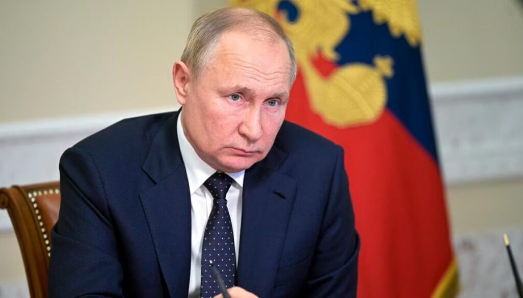 Rusia menolak jual minyak ke negara pendukung batas harga, sementara konflik Timur Tengah dan sanksi AS memicu lonjakan harga minyak global.