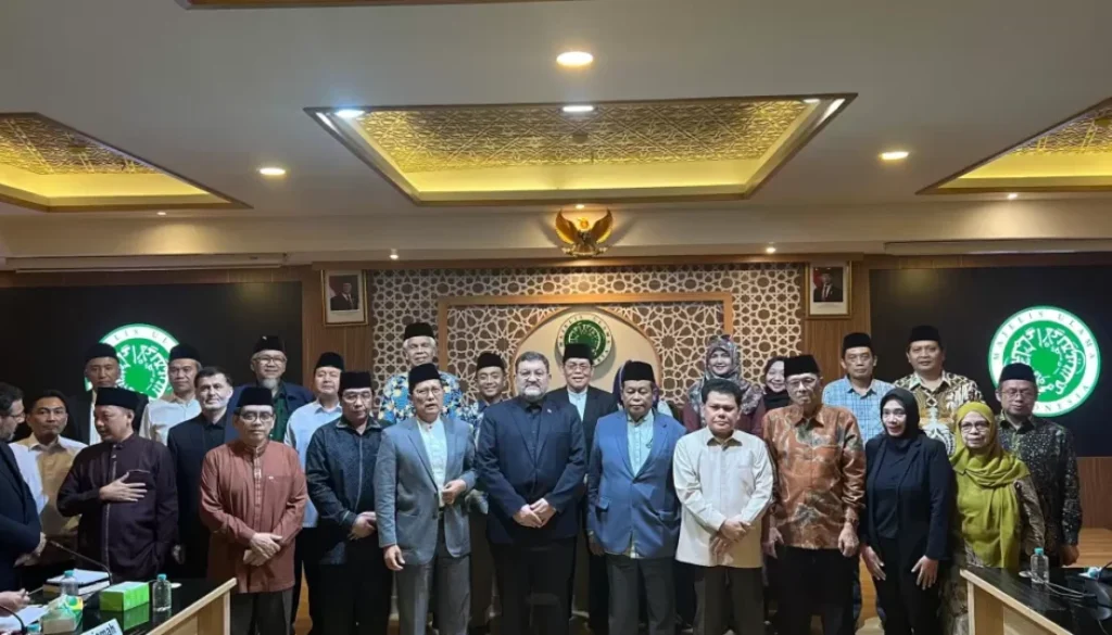 Iran berkomitmen mempermudah kapal tanker Indonesia melintasi Selat Hormuz. Dua kapal Pertamina masih menunggu izin di tengah situasi konflik.