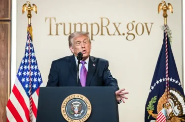 Trump umumkan gencatan senjata dua pekan dengan Iran. Selat Hormuz dibuka kembali, harga minyak dunia turun, dan negosiasi lanjutan digelar di Pakistan.