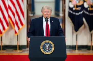 Trump bantah tuduhan kejahatan perang terkait rencana serangan ke Iran dan ancam menargetkan infrastruktur jika Selat Hormuz tak dibuka.
