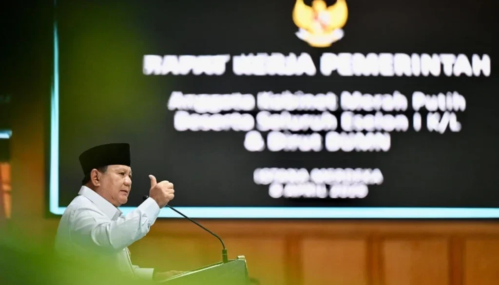 Presiden Prabowo memaparkan perjalanan karier militer hingga politik serta menyoroti ancaman krisis pangan, energi, dan air dalam taklimat di Istana Negara.