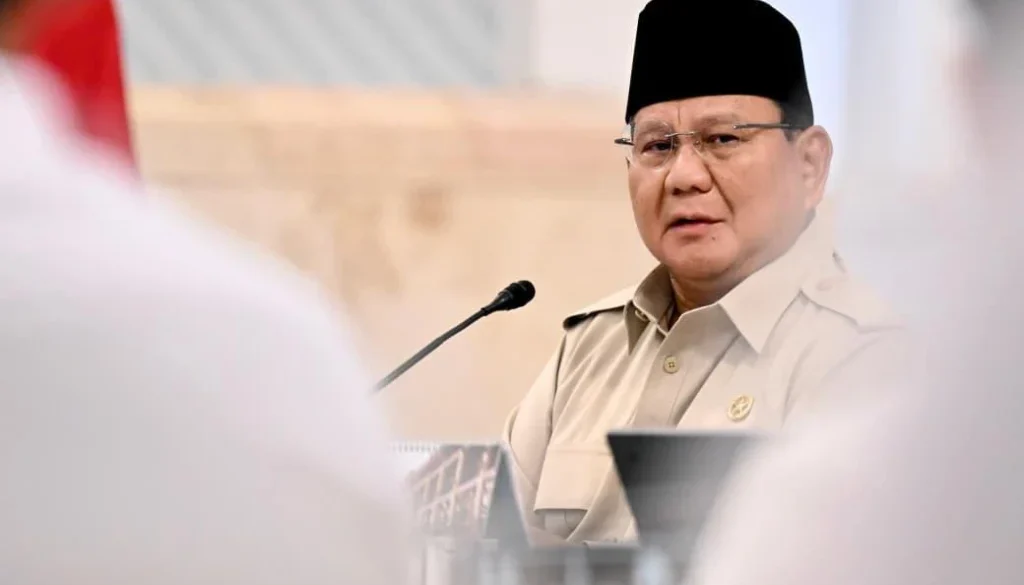 Prabowo dorong Indonesia tinggalkan energi fosil dan percepat EBT. PLTSa 100 GW dan avtur dari limbah disiapkan untuk kurangi impor BBM.