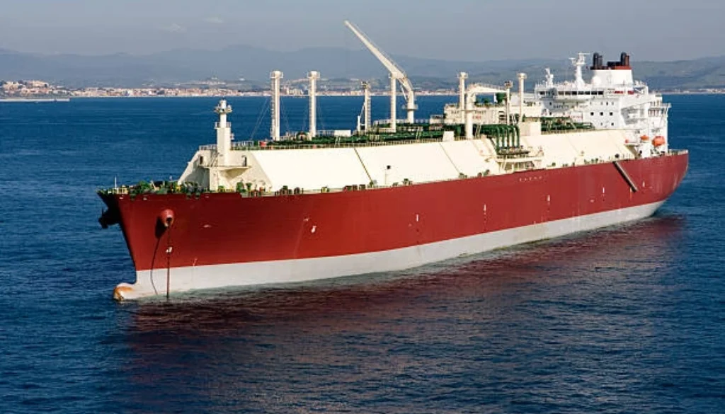 Tiga kapal tanker berhasil melintas di Selat Hormuz pada hari pertama blokade laut AS terhadap Iran, sementara China mengecam langkah tersebut.