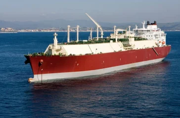 Tiga kapal tanker berhasil melintas di Selat Hormuz pada hari pertama blokade laut AS terhadap Iran, sementara China mengecam langkah tersebut.