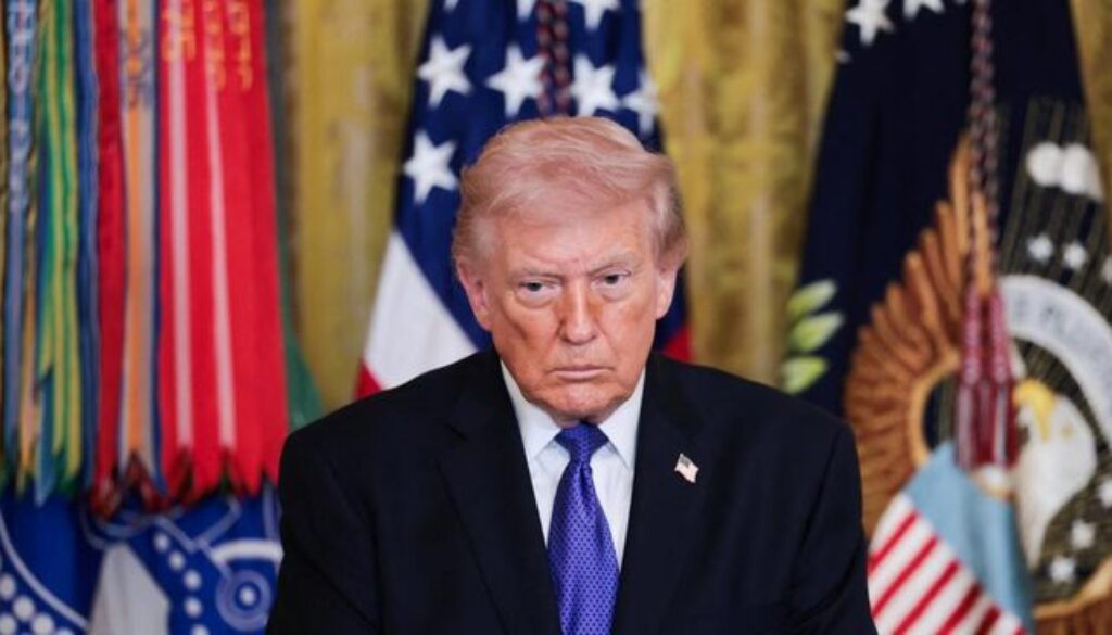 Trump membuka peluang negosiasi lanjutan AS–Iran di Pakistan, di tengah ketegangan blokade Selat Hormuz yang memicu lonjakan harga energi global.