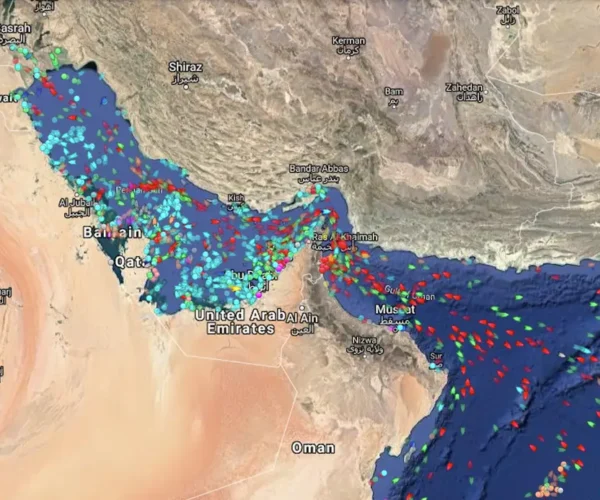 Iran tawarkan jalur aman kapal di Selat Hormuz melalui perairan Oman dalam negosiasi dengan AS, di tengah krisis pelayaran dan gangguan pasokan energi global.