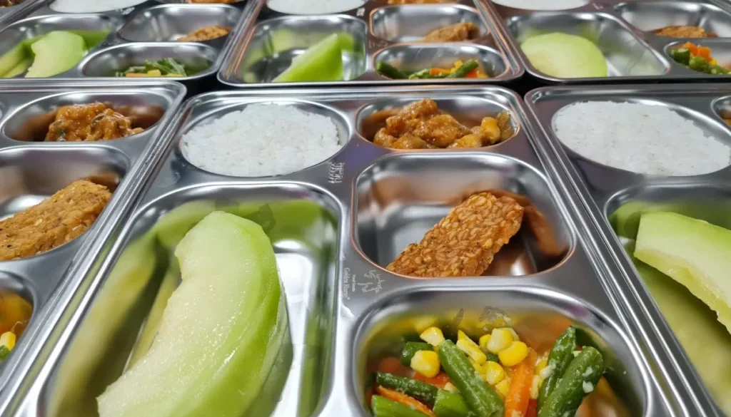 Program Makan Bergizi Gratis disebut mendorong ekonomi daerah dengan anggaran Rp1 triliun per hari yang mengalir ke pekerja, UMKM, dan pemasok pangan.