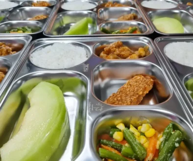 Program Makan Bergizi Gratis disebut mendorong ekonomi daerah dengan anggaran Rp1 triliun per hari yang mengalir ke pekerja, UMKM, dan pemasok pangan.