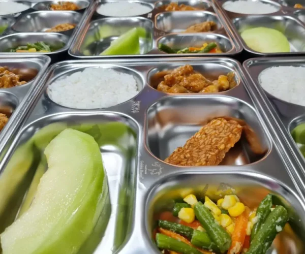 Program Makan Bergizi Gratis disebut mendorong ekonomi daerah dengan anggaran Rp1 triliun per hari yang mengalir ke pekerja, UMKM, dan pemasok pangan.