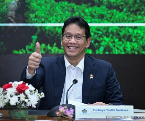 Menkeu Purbaya tolak pinjaman IMF karena APBN dinilai kuat dengan bantalan Rp420 triliun, di tengah tekanan ekonomi global akibat konflik Timur Tengah.