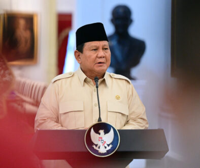Presiden Prabowo Subianto melantik sejumlah menteri dan pejabat setingkat menteri dalam reshuffle kabinet, termasuk Jumhur Hidayat hingga Dudung Abdurachman.