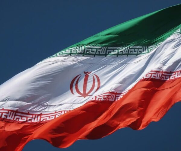 Iran ancam serang AS dan Israel jika gencatan senjata berakhir pada 22 April 2026, sementara peluang perpanjangan kesepakatan dinilai kecil.