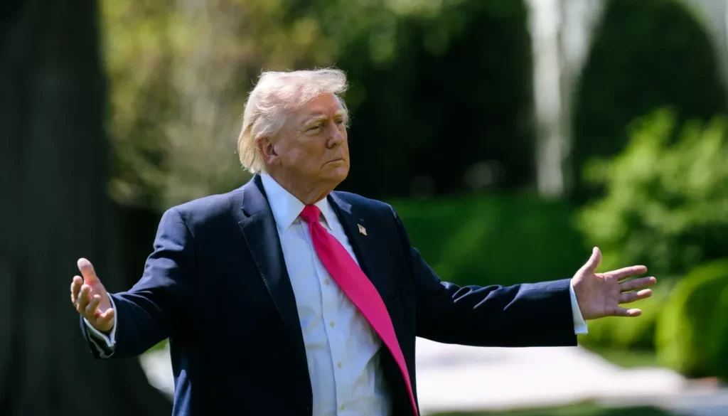 Trump akui AS isi stok senjata saat gencatan Iran, ancam lanjutkan serangan jika kesepakatan gagal tercapai.