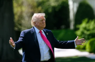 Trump akui AS isi stok senjata saat gencatan Iran, ancam lanjutkan serangan jika kesepakatan gagal tercapai.