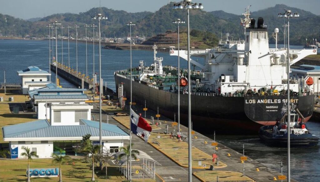 Krisis Selat Hormuz memicu lonjakan biaya dan antrean di Terusan Panama, dengan kapal LNG rela membayar jutaan dolar demi mempercepat transit.