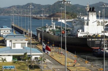 Krisis Selat Hormuz memicu lonjakan biaya dan antrean di Terusan Panama, dengan kapal LNG rela membayar jutaan dolar demi mempercepat transit.