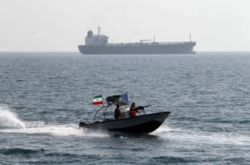Iran menyita dua kapal dagang di Selat Hormuz setelah menembaki tiga kapal, memicu ketegangan baru di jalur vital perdagangan minyak dunia.