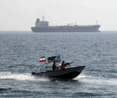Iran menyita dua kapal dagang di Selat Hormuz setelah menembaki tiga kapal, memicu ketegangan baru di jalur vital perdagangan minyak dunia.
