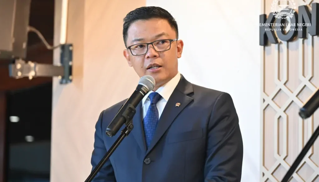 Indonesia mendukung normalisasi Selat Hormuz dan menolak pungutan kapal, sekaligus mendorong diplomasi serta rencana pengawalan damai internasional.