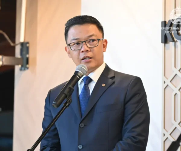 Indonesia mendukung normalisasi Selat Hormuz dan menolak pungutan kapal, sekaligus mendorong diplomasi serta rencana pengawalan damai internasional.