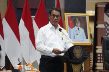 Amran Sulaiman ungkap alasan harga beras belum turun meski stok melimpah. Pemerintah pilih menjaga pendapatan petani tetap stabil.