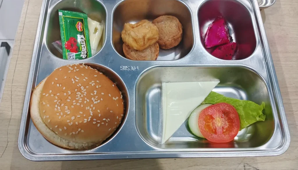 KPK mengungkap 8 potensi korupsi dalam program Makan Bergizi Gratis (MBG) akibat lemahnya pengawasan dan tata kelola, serta memberikan rekomendasi perbaikan.