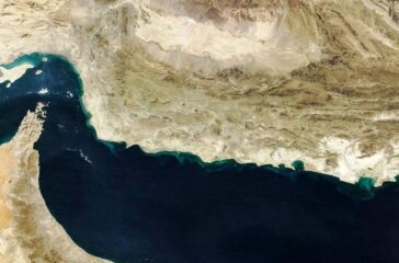 Serangan beruntun di Selat Hormuz akibat konflik AS-Israel vs Iran mengganggu jalur perdagangan global dan memicu kerusakan kapal hingga korban jiwa.