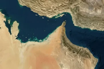 Iran izinkan kapal Irak melintasi Selat Hormuz di tengah konflik, sementara pembatasan tetap berlaku bagi negara musuh dan berdampak pada pasar energi global.