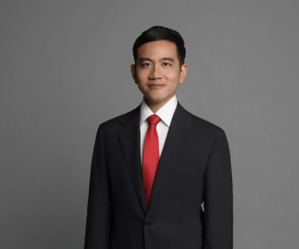 Wapres Gibran Rakabuming mengajak lima mahasiswa dari berbagai kampus meninjau pelaksanaan program Makan Bergizi Gratis di NTT.