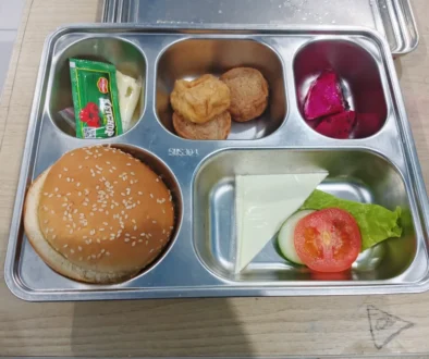 OJK mencatat pembiayaan program makan bergizi gratis (MBG) mencapai Rp1,21 triliun per Januari 2026, disertai dukungan ke desa, perumahan, dan UMKM