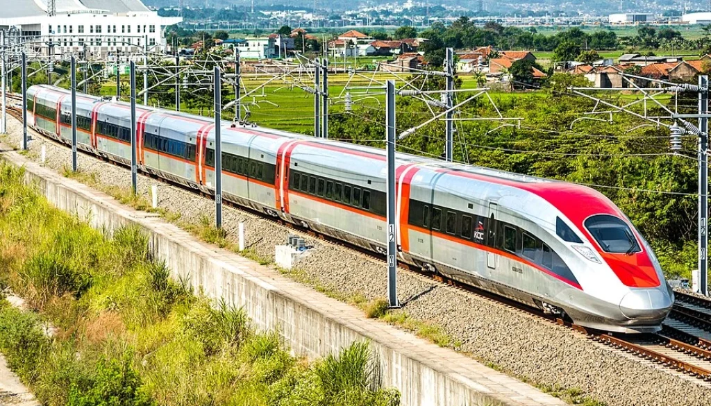 Menkeu Purbaya menyoroti proyek Whoosh yang alami pembengkakan biaya. Ia mengkhawatirkan investor global kapok berinvestasi di RI akibat lemahnya pengawasan.