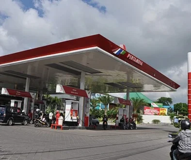 Harga BBM di seluruh SPBU Indonesia per 16 April 2026 masih stabil tanpa kenaikan, baik subsidi maupun non-subsidi, meski stok di beberapa SPBU kosong.