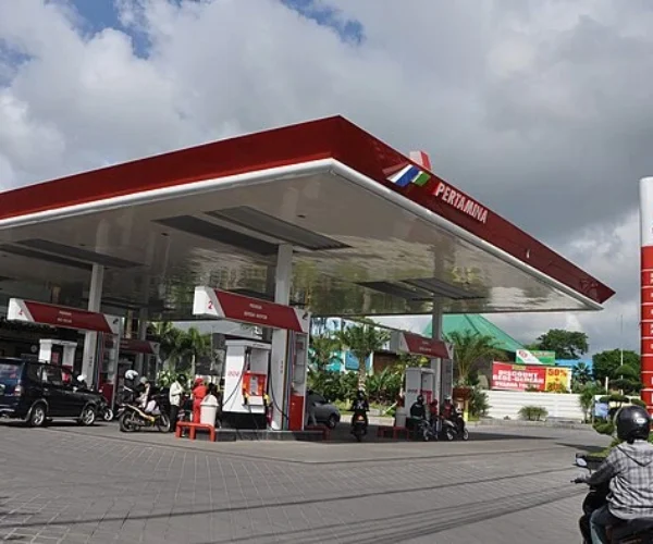 Harga BBM di seluruh SPBU Indonesia per 16 April 2026 masih stabil tanpa kenaikan, baik subsidi maupun non-subsidi, meski stok di beberapa SPBU kosong.