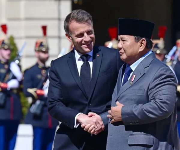 Seskab Teddy mengungkap alasan Presiden Prabowo bertemu Presiden Rusia Vladimir Putin dan Presiden Prancis Emmanuel Macron dalam lawatan ke negaranya.