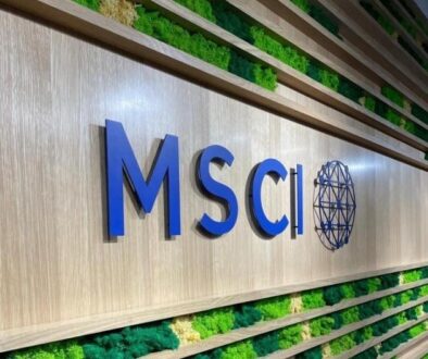 MSCI menahan perubahan indeks Indonesia sambil mengevaluasi reformasi transparansi pasar modal, termasuk kebijakan free float dan kepemilikan saham.