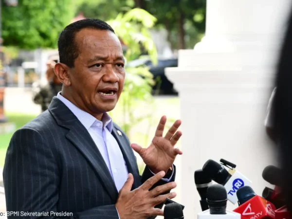 Menteri ESDM Bahlil menegaskan harga BBM subsidi tetap, sementara Pertamax naik mengikuti harga pasar dan geopolitik global.