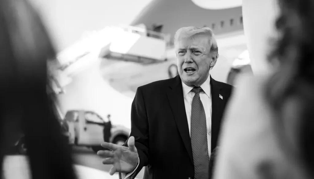 Trump buka peluang serangan ke Iran di tengah negosiasi alot. Teheran beri deadline 1 bulan, Selat Hormuz jadi kunci kesepakatan global.