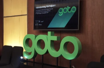 Saham GOTO jatuh ke Rp50 dengan antrean jual Rp700 miliar. Danantara diam-diam masuk, kebijakan baru aplikator jadi sorotan pasar.